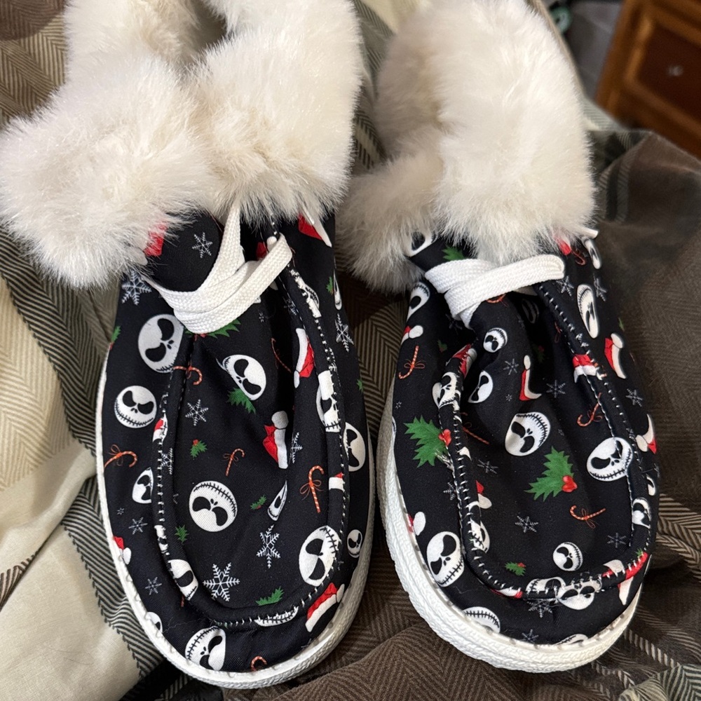 Holiday Skull Print Fur-Lined Slippers